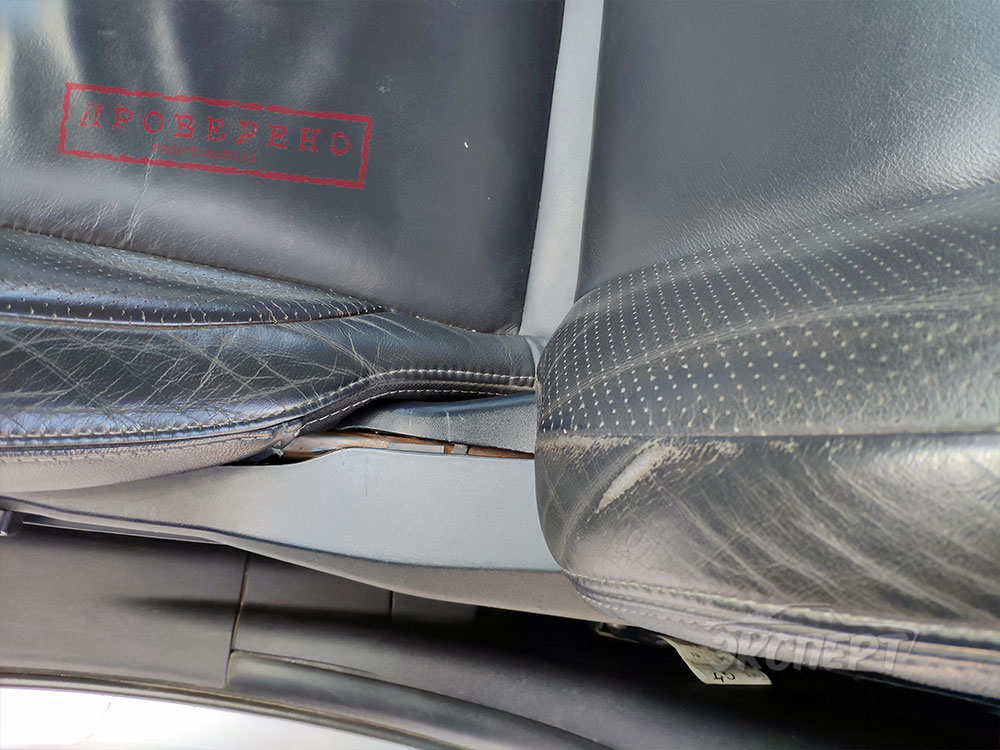 Водительское сиденье протерлось до ткани Mitsubishi Outlander II